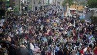 3.000 pendukung partai Islamis besar melanjutkan aksi duduk di jalan sebagai bentuk protes atas tagihan listrik yang meroket. Mereka menuntut agar pemerintah mencabut pajak listrik untuk mengimbangi kenaikan harga yang mereka sebut tak masuk akal. (AP Photo/W.K. Yousafzai)  