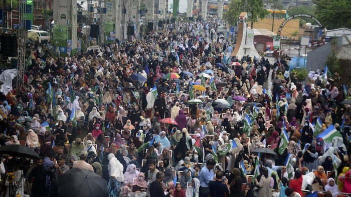 Protes Tagihan Listrik Meroket, Jalan di Pakistan Diblokir Kontainer Supporters of the Pakistani religious group