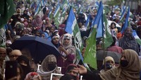 Sambil mengibarkan bendera putih, biru, dan hijau dari partai Islam Jamaat-e-Islami, para pengunjuk rasa meneriakkan: Kenaikan tagihan listrik yang kejam ini tidak dapat diterima. (AP Photo/W.K. Yousafzai)  