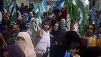 Ekonom Pakistan Ashfaque Hasan mengatakan faktor lain yang menyebabkan mahalnya listrik adalah kesepakatan yang dibuat pemerintah pada tahun 1990-an untuk membeli listrik dari perusahaan swasta dengan harga tinggi. (AP Photo/W.K. Yousafzai)  