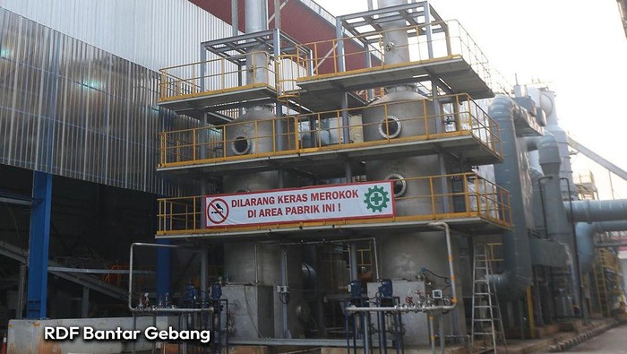 PT Adhi Karya (Persero) Tbk mengolah limbah sampah menjadi briket yang dapat digunakan pengganti bahan bakar batubara.