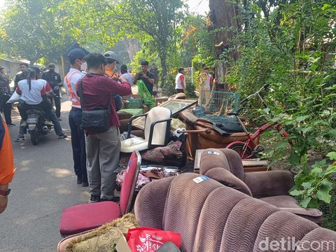 PT KAI Daop 4 Semarangmengosongkan rumah dinas yang dihuni pensiunan di kawasan Gergaji, Randusari, Kota Semarang, Selasa (30/7/2024).