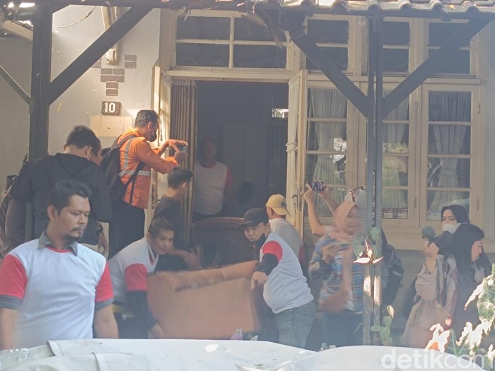 PT KAI Daop 4 Semarangmengosongkan rumah dinas yang dihuni pensiunan di kawasan Gergaji, Randusari, Kota Semarang, Selasa (30/7/2024).