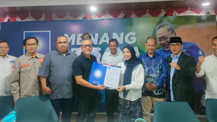 PAN dan Partai NasDem memberikan surat keputusan dukungan bakal pasangan bupati dan wakil bupati Ratu Zakiyah Yandri-Najib Hamas di Pilbup Serang.