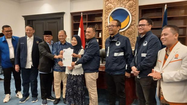 PAN dan Partai NasDem memberikan surat keputusan dukungan bakal pasangan bupati dan wakil bupati Ratu Zakiyah Yandri-Najib Hamas di Pilbup Serang.