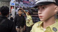 Pemerintah melalui Kemnaker dan BPJS Ketenagakerjaan tengah berupaya memberikan solusi. Program pelatihan ulang (reskilling) dan peningkatan keterampilan (upskilling) dipercepat agar para pekerja terdampak dapat bersaing di sektor lain yang masih berkembang. Selain itu, program padat karya dan pengembangan wirausaha lokal juga digalakkan di berbagai daerah. ANTARA FOTO/Yulius Satria Wijaya