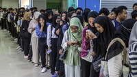 Dari Tingkat Partisipasi Angkatan Kerja (TPAK) mencapai 70,60% pada Februari 2025, lebih tinggi jika dibandingkan Februari 2024 yang mencapai 69,80%. Jika dibedakan menurut jenis kelamin, TPAK laki-laki masih lebih tinggi sebesar 84,34% dibandingkan TPAK perempuan 56,70%. ANTARA FOTO/YULIUS SATRIA WIJAYA