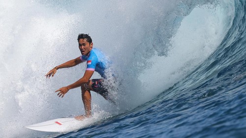 Paris 2024 Olympics - Surfing - Mens Round 2 - Heat 3 - Teahupoo, Tahiti, French Polynesia  - July 28, 2024. Rio Waida of Indonesia in action during Heat 3. REUTERS/Carlos Barria