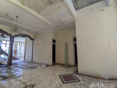 Penampakan bagian dalam rumah di Jalan Abdurrahman Saleh, Semarang, yang dipakai untuk konten horor tanpa izin, Selasa (30/7/2024).