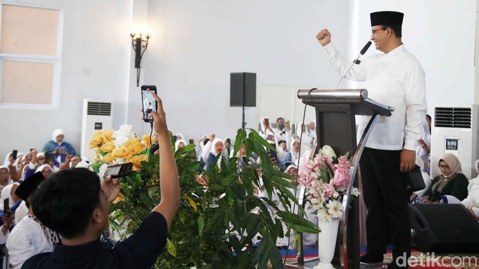 Anies Baswedan menghadiri acara gebyar muharram di Universitas Islam As Syafi'iyah, Jakarta. Kegiatan itu dilaksanakan oleh Badan Kontak Majelis Taklim As Syafi'iyah.