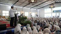 Anies Baswedan menyampaikan sambutan dalam acara Gebyar Muharram BKMT  (Badan Kontak Majelis Taklim).  