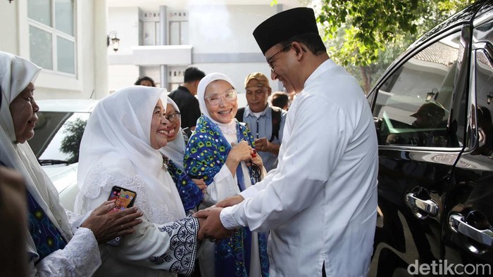 Anies Baswedan menghadiri acara gebyar muharram di Universitas Islam As Syafi'iyah, Jakarta. Kegiatan itu dilaksanakan oleh Badan Kontak Majelis Taklim As Syafi'iyah.