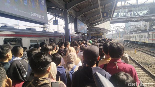 Salah satu eskalator di peron 5-6 Stasiun Tanah Abang sedang menjalani perawatan sehingga tak dapat digunakan. Penumpang berharap perawatan cepat selesai. (Ammar R/detikcom)