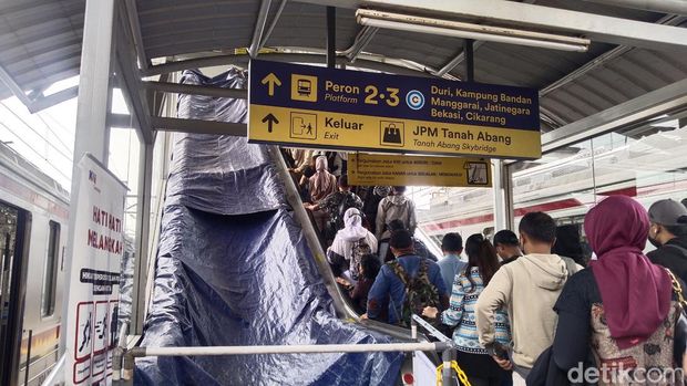 Salah satu eskalator di peron 5-6 Stasiun Tanah Abang sedang menjalani perawatan sehingga tak dapat digunakan. Penumpang berharap perawatan cepat selesai. (Ammar R/detikcom)