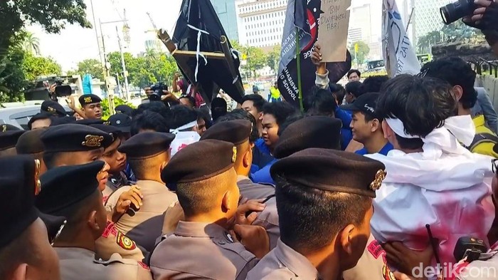 Sejumlah mahasiswa menggelar aksi demonstrasi di kawasan Patung Kuda, Jakarta Pusat. Demo diwarnai aksi saling dorong antara mahasiswa dan polisi yang berjaga. (Kurniawan F/detikcom)