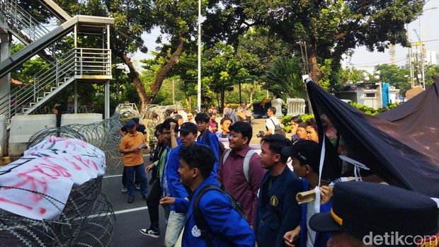 Sejumlah mahasiswa menggelar aksi demonstrasi di kawasan Patung Kuda, Jakarta Pusat. Demo diwarnai aksi saling dorong antara mahasiswa dan polisi yang berjaga. (Kurniawan F/detikcom)