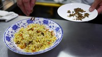 House of Seafood Singapura adalah restoran pertama yang menyajikan serangga pada menunya setelah otoritas makanan ketat negara tersebut bulan ini menyetujui 16 spesies serangga yang layak dikonsumsi.