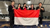 Indonesia berhasil meraih tiga penghargaan sekaligus yaitu, Top Ten English as Foreign Language (EFL) Best Speaker, Honorable Mention (Octofinalist), dan Best EFL Team. WSDC ini diikuti oleh tim dari 68 negara dunia. Foto: (Dokumentasi Kemendikbud)