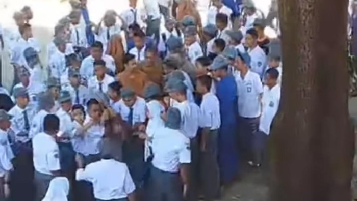 Siswa SMKN 5 Makassar diduga keroyok senior di halaman sekolah.