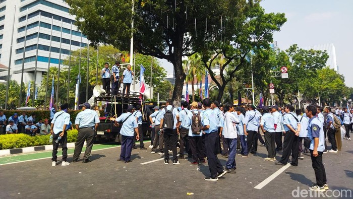 Sopir dan operator JakLingko demo di depan Balai Kota DKI Jakarta