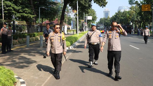 Sopir JakLingko demo di depan Balai Kota DKI Jakarta, Selasa (30/7/2024) pagi ini.