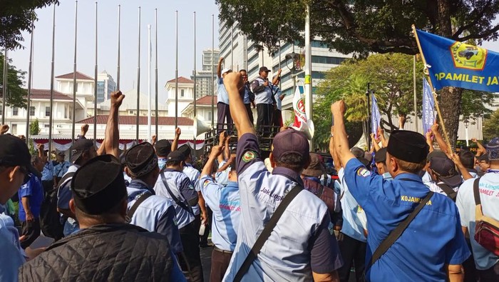 Penjagaan Ketat 969 Personel Amankan Aksi Demo Sopir JakLingko di Balai Kota