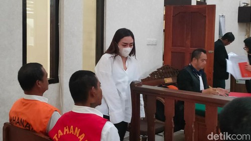 Sosialita komunitas pemilik mobil mewah Supercars Club, Jois Apriliyah, di PN Denpasar, Selasa (30/7/2024). (Aryo Mahendro/detikBali)