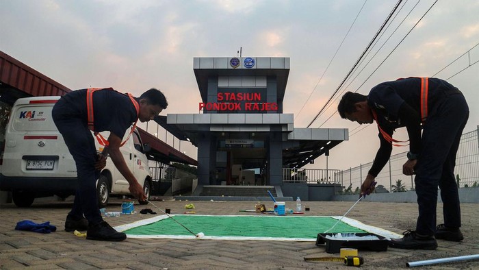 Pekerja menyelesaikan pembangunan tahap akhir perlengkapan sarana dan fasilitas di Stasiun Pondok Rajeg, Cibinong, Kabupaten Bogor, Jawa Barat, Selasa (30/7/2024). Badan Pengelola Transportasi Jabodetabek (BPTJ) menyatakan Stasiun Pondok Rajeg di Cibinong Bogor siap beroperasi kembali dalam waktu dekat, dan pihaknya  mengungkap dokumen perizinan dan fasilitas layanan telah selesai 100 persen. ANTARA FOTO/Yulius Satria Wijaya/foc.