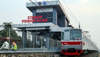 KRL melintas di samping Stasiun Pondok Rajeg yang telah selesai dibangun, Selasa (30/7/2024).
