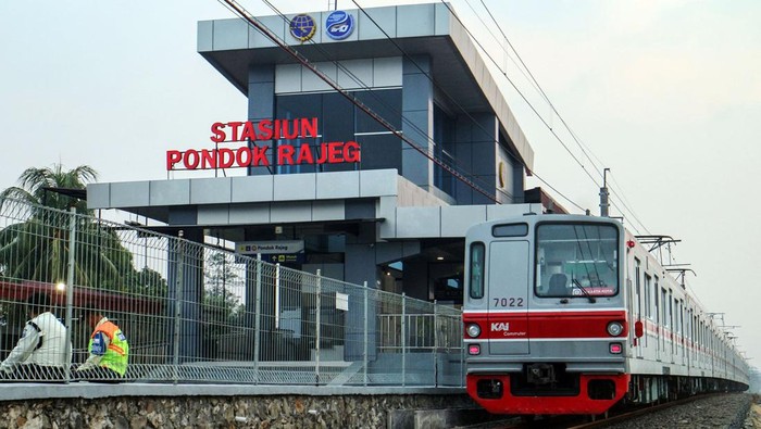 Pekerja menyelesaikan pembangunan tahap akhir perlengkapan sarana dan fasilitas di Stasiun Pondok Rajeg, Cibinong, Kabupaten Bogor, Jawa Barat, Selasa (30/7/2024). Badan Pengelola Transportasi Jabodetabek (BPTJ) menyatakan Stasiun Pondok Rajeg di Cibinong Bogor siap beroperasi kembali dalam waktu dekat, dan pihaknya  mengungkap dokumen perizinan dan fasilitas layanan telah selesai 100 persen. ANTARA FOTO/Yulius Satria Wijaya/foc.