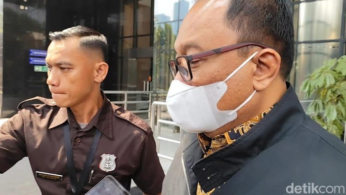 Suami Hevearita Gunaryanti Rahayu yang juga Ketua Komisi D DPRD Jawa Tengah Alwin Basri diperiksa KPK (Azhar Bagas Ramadhan/detikcom)