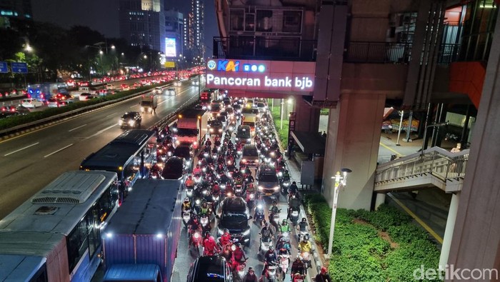 Kendaraan Nyasar di Jalur Busway Picu Kemacetan Parah di Pancoran, Jaksel