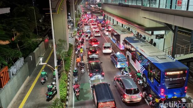 Suasana lalu lintas Jalan Gatot Subroto arah Kuningan, Selasa (30/7) pukul 18.30 WIB.