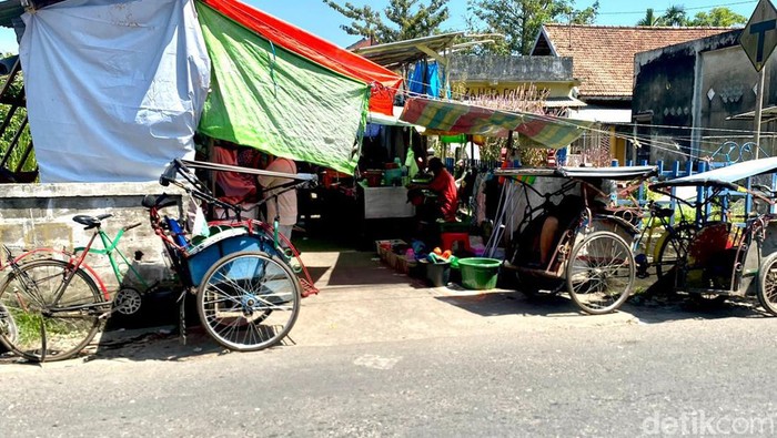 Suasana Pasar Pocong di Palembang.