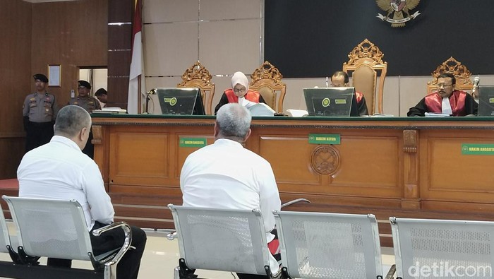 Suasana sidang dakwaan duo Muller bersaudara, Heri Hermawan Muller dan Dedi Rustandi Muller di PN Bandung. Keduanya didakwa melakukan pemalsuan surat di perkara sengketa tanah Dago Elos Kota Bandung.