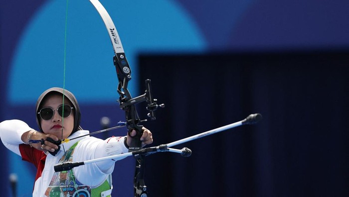 Paris 2024 Olympics - Archery - Womens Team Quarterfinals - Invalides, Paris, France - July 28, 2024. Syifa Nurafifah Kamal of Indonesia in action. REUTERS/Tingshu Wang