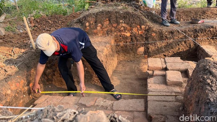 Temuan struktur sisa pilar dalam ekskavasi Candi Bhre Kahuripan