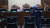 Hakim juga mewajibkan terdakwa membayar denda Rp 250 juta subsider tiga bulan penjara.  