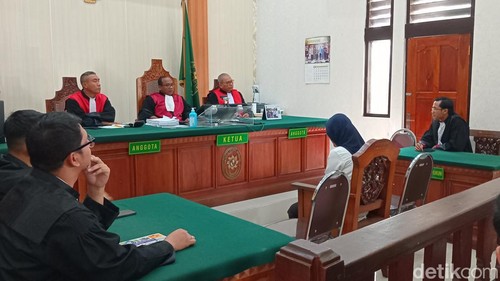 Terdakwa korupsi dana nasabah bank BUMN, Noviyanti, menjalani sidang vonis di PN Denpasar, Selasa (30/7/2024). (Aryo Mahendro/detikBali)