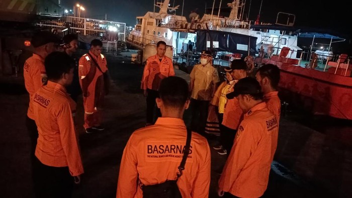 Tim Basarnas melakukan pencarian korban kapal PMI tenggelam di Selat Malaka. (Istimewa)