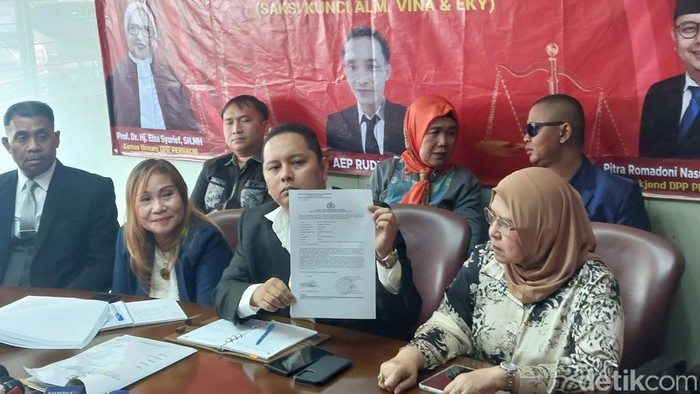 Tim kuasa hukum saksi kunci kasus Vina Cirebon, Aep, melaporkan Dede dan seorang politikus ke Polda Metro Jaya atas dugaan penyebaran berita bohong. (Rumondang N/detikcom)