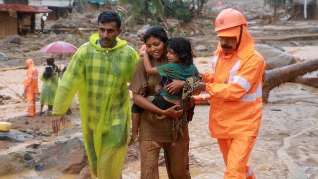 Tim penyelamat melakukan evakuasi korban longsor di perbukitan, di Wayanad, di negara bagian selatan Kerala, India, Selasa (30/7/2024). (REUTERS/Stringer)