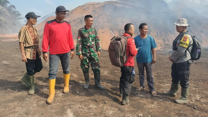 Tim Satgas melakukan pengecekan lokasi stokpile yang terbakar