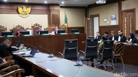 Menyatakan Terdakwa Djoko Dwijono telah terbukti secara sah dan meyakinkan bersalah melakukan tindak pidana korupsi secara bersama sama sebagaimana yang didakwakan penuntut umum dalam dakwaan subsider, kata ketua majelis hakim Fahzal Hendri saat membacakan amar putusan di Pengadilan Tipikor Jakarta, Selasa (30/7/2024).  