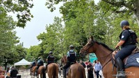 Polisi dan Gendar Merie serta tentara tampak di setiap sudut kota Paris menjelang pembukaan,