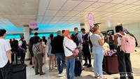 Kerumunan dan antrian di loket Metro Paris