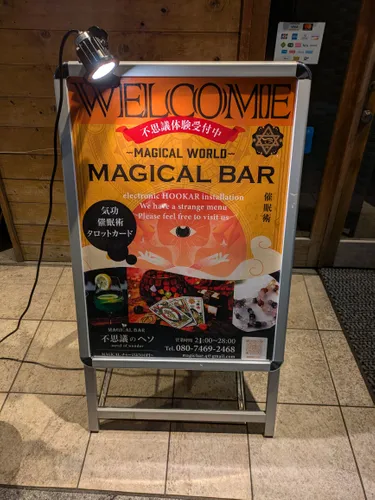 Unik! Di Bar Ini Bisa Nongkrong dan Dihipnotis oleh Ahli Hipnotis