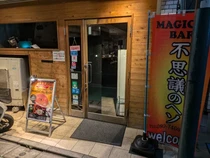 Unik! Di Bar Ini Bisa Nongkrong dan Dihipnotis oleh Ahli Hipnotis