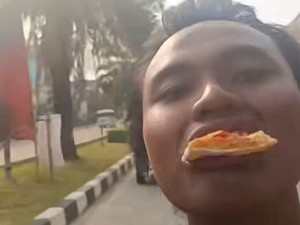 Viral Pria Depok Makan Pizza Sambil Motoran, Nyetir Pakai Kaki