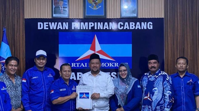 Wabup Gresik Aminatun Habibah (3 dari kiri) memakai jas Demokrat saat dampingi Bupati Gus Yani daftar penjaringan bacawali.